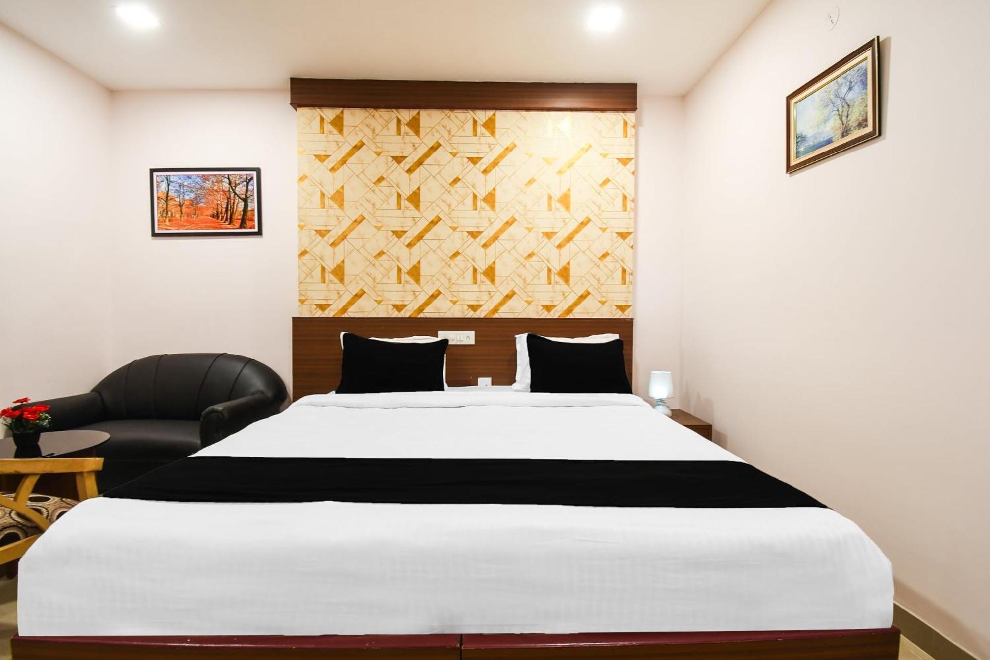 Super Townhouse Best Inn Khandagiri Exterior photo